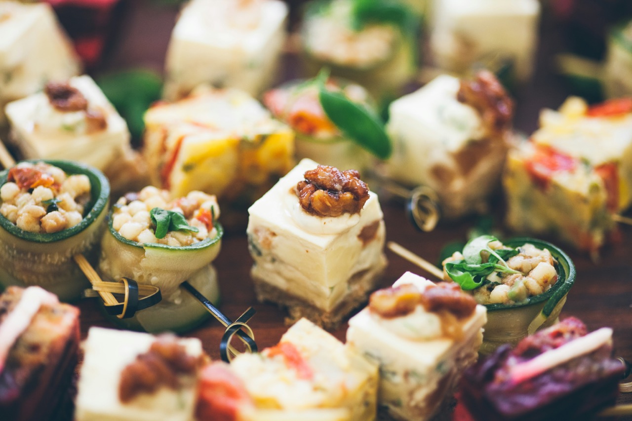 Feine Fingerfood-Häppchen auf Holzbrett