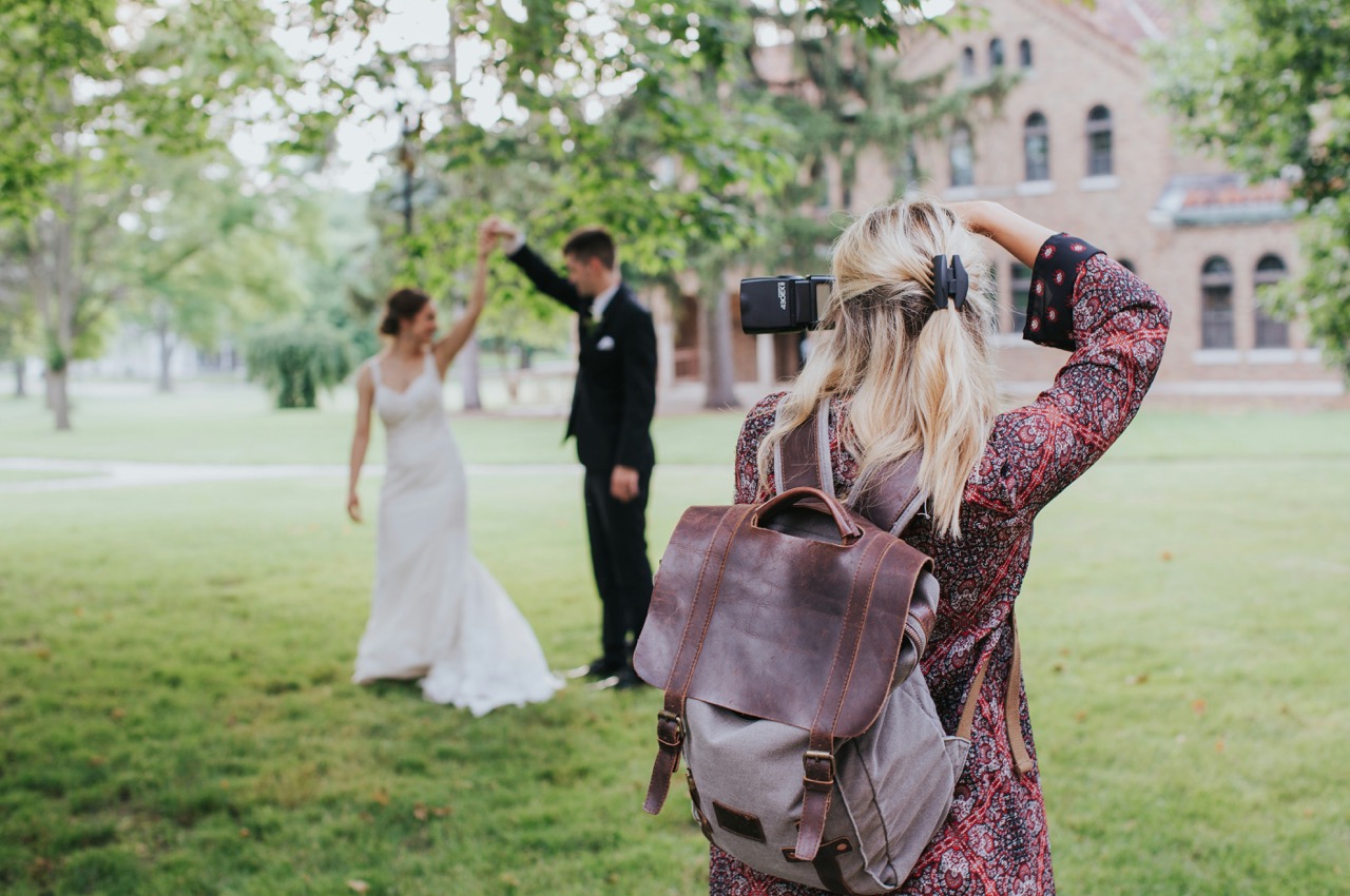 Hochzeitsfotografin fotografiert tanzendes Brautpaar