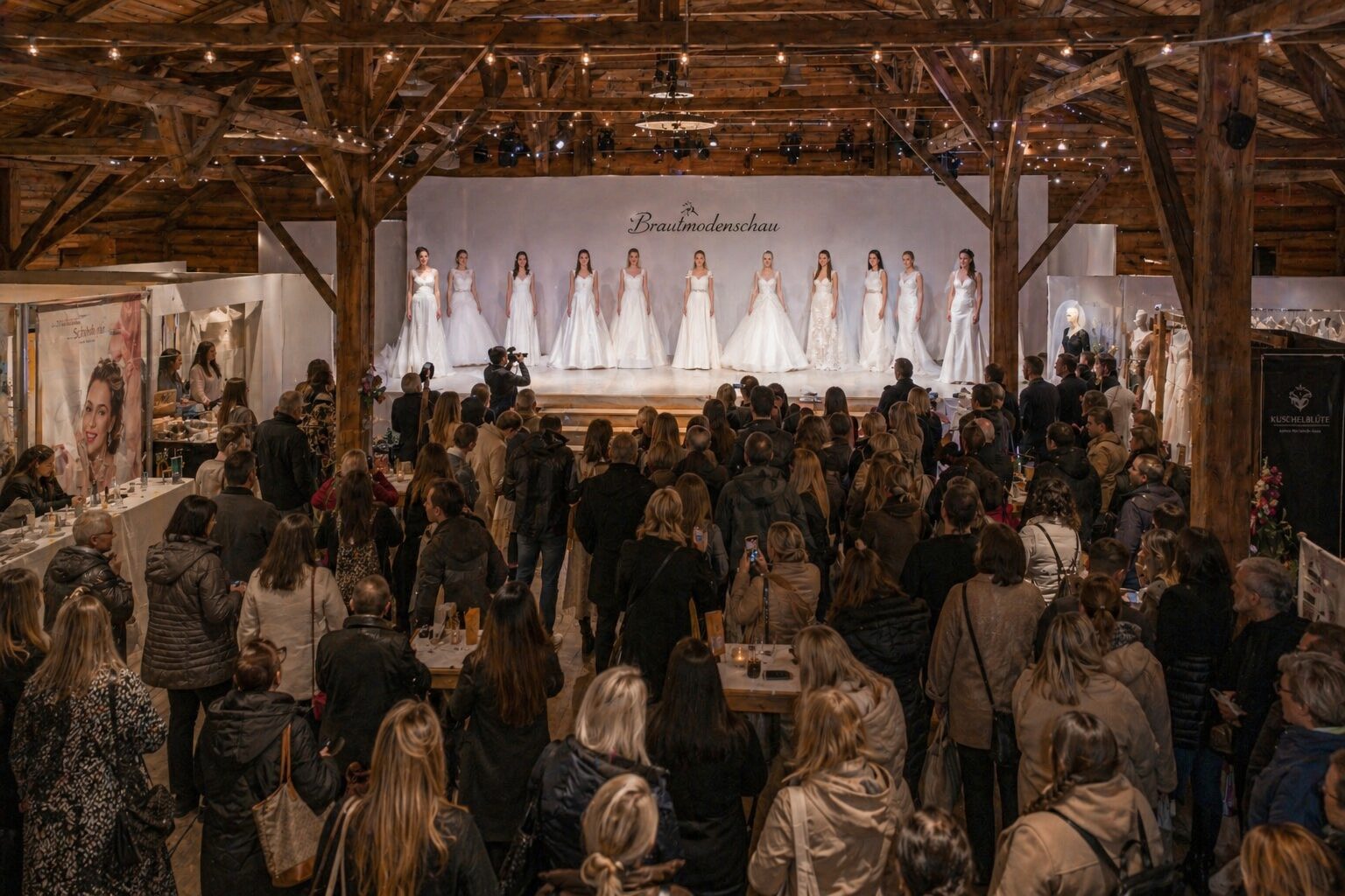 Modenschau mit Brautmodels auf der Bühne